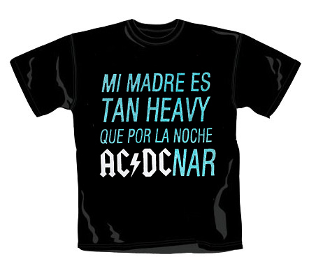 Camiseta infantil Mi madre es tan heavy que por la noche AC/DCnar
